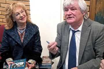 Organizatoarea evenimentului, Sanda-Maria Ardelean, și invitatul său, Leonid Popescu din Basarabia