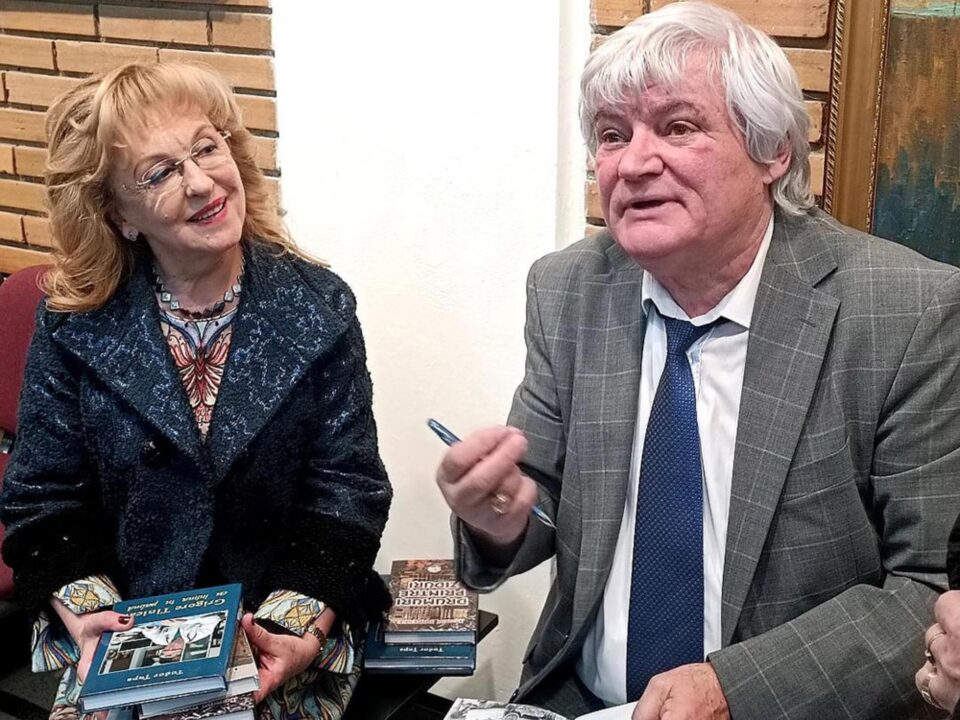Organizatoarea evenimentului, Sanda-Maria Ardelean, și invitatul său, Leonid Popescu din Basarabia