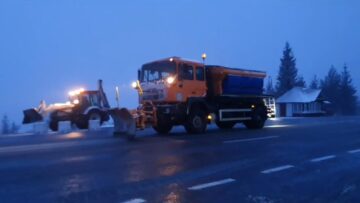 Primele ninsori abundente din acest sezon rece au îngreunat circulația pe drumurile naționale din județul Suceava