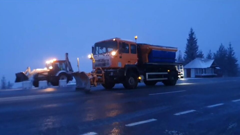 Primele ninsori abundente din acest sezon rece au îngreunat circulația pe drumurile naționale din județul Suceava