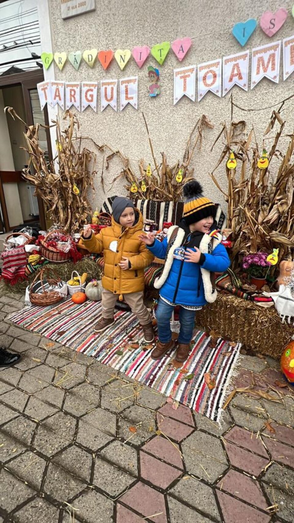 „Târgul de toamnă”, acțiune caritabilă la care au participat zeci de copii din Moldovița