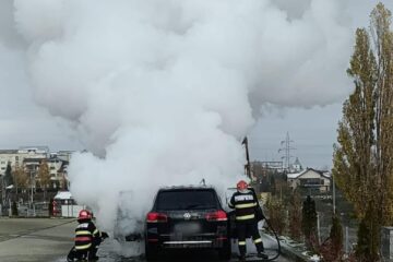 Un autoturism a ars violent în parcarea unui magazin din Fălticeni
