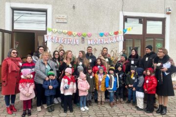„Târgul de toamnă”, acțiune caritabilă la care au participat zeci de copii din Moldovița