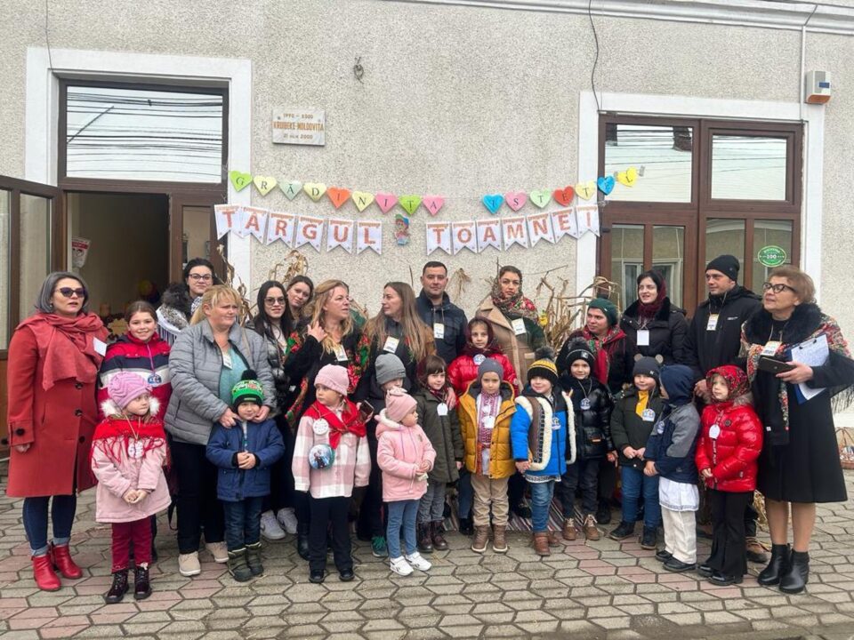 „Târgul de toamnă”, acțiune caritabilă la care au participat zeci de copii din Moldovița „Târgul de toamnă”, acțiune caritabilă la care au participat zeci de copii din Moldovița
