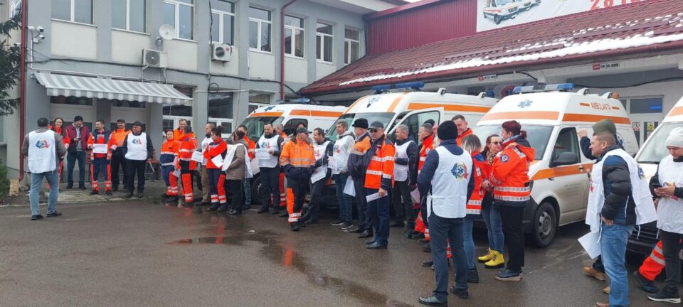 Personalul de la Ambulanța Suceava protestează în fața sediului față de noua lege a pensiilor