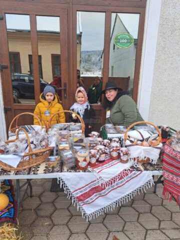 „Târgul de toamnă”, acțiune caritabilă la care au participat zeci de copii din Moldovița