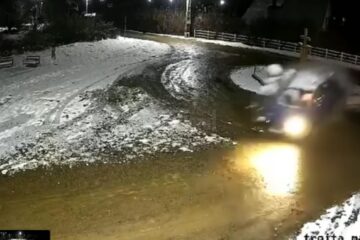 Un adolescent a furat mașina mamei și s-a izbit într-o troiță