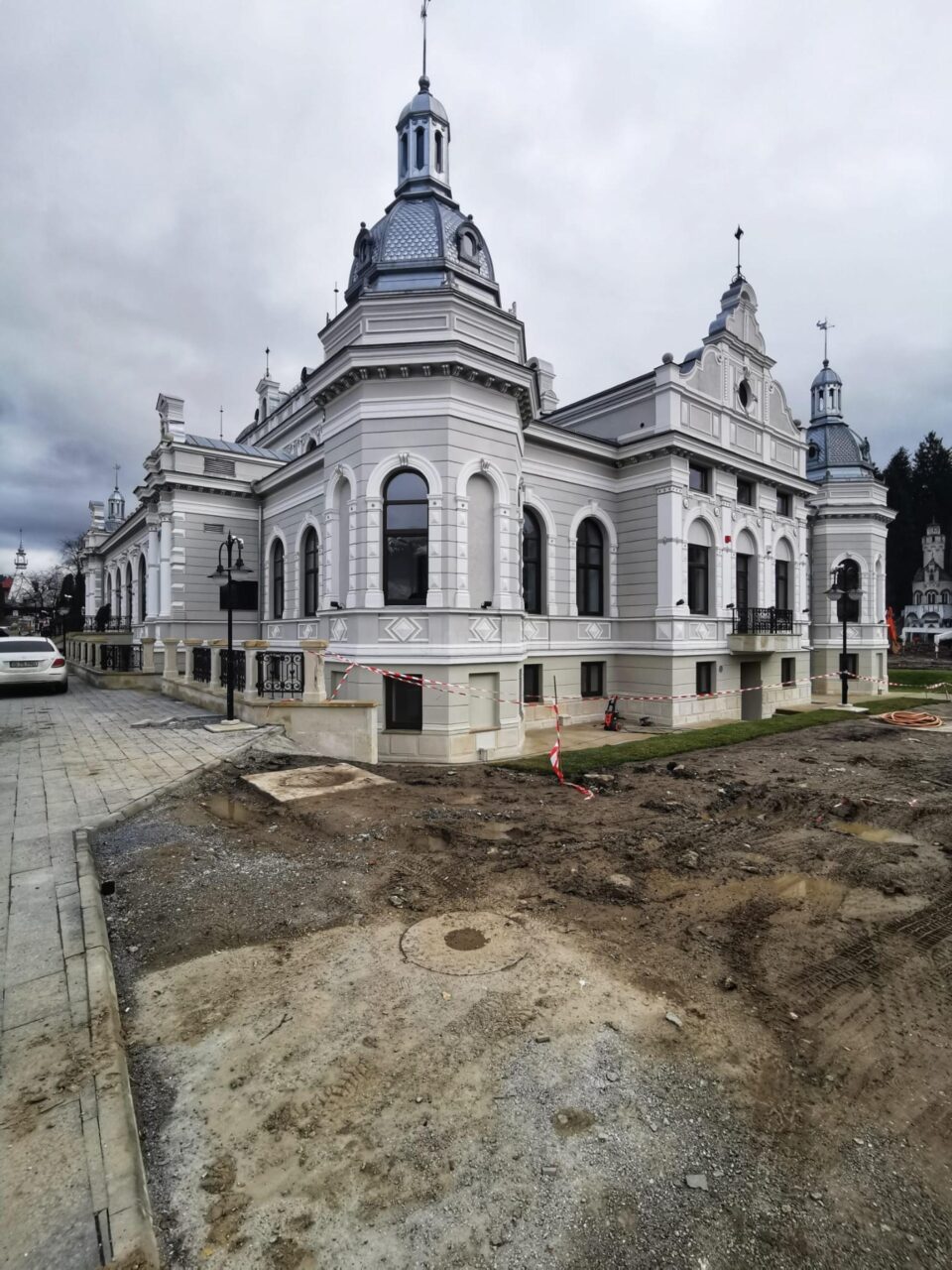 Lucrări la Cazinoul din Vatra Dornei pentru pregătirea Zilei Bucovinei