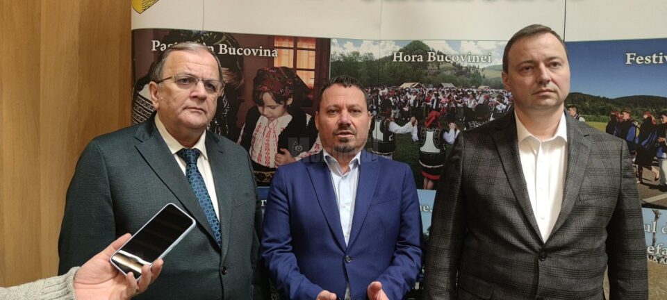 Crisatian Pistol (dreapta) a declarat că județul Suceava nu mai este izolat de drumuri de mare viteză Crisatian Pistol (dreapta) a declarat că județul Suceava nu mai este izolat de drumuri de mare viteză