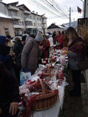 „Târgul de toamnă”, acțiune caritabilă la care au participat zeci de copii din Moldovița