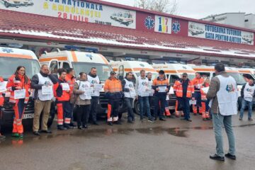 Personalul de la Ambulanța Suceava protestează în fața sediului față de noua lege a pensiilor