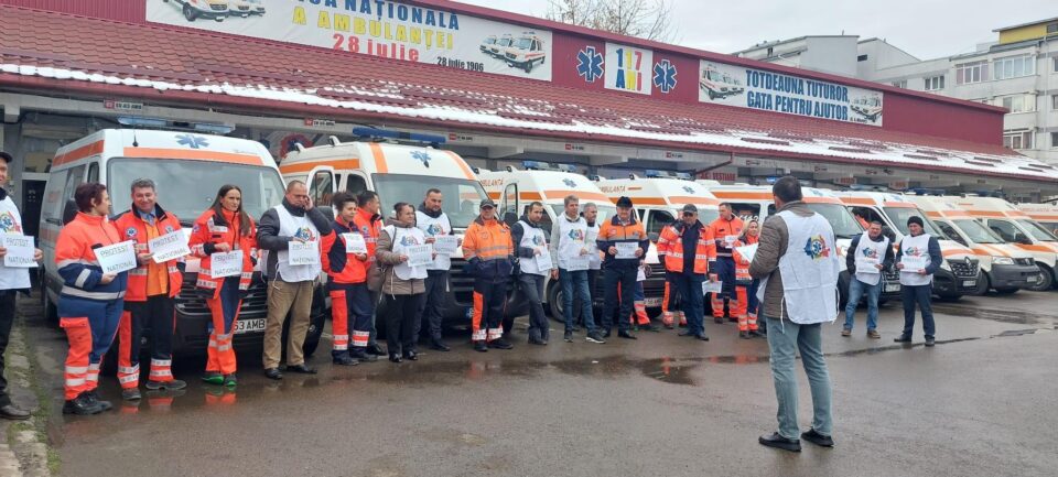 Personalul de la Ambulanța Suceava protestează în fața sediului față de noua lege a pensiilor