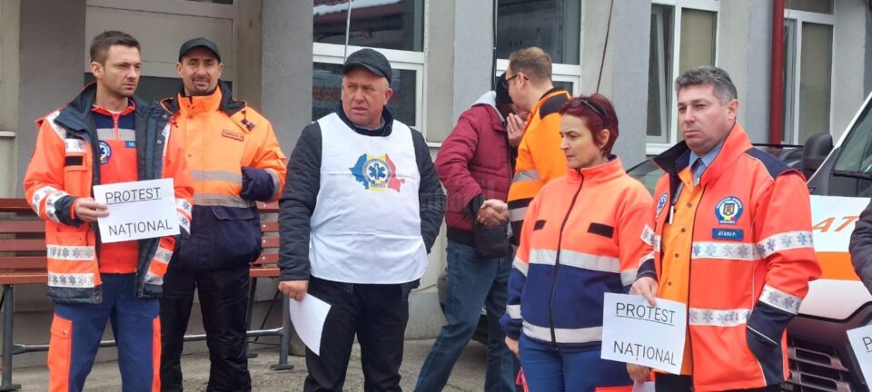 Personalul de la Ambulanța Suceava protestează în fața sediului față de noua lege a pensiilor