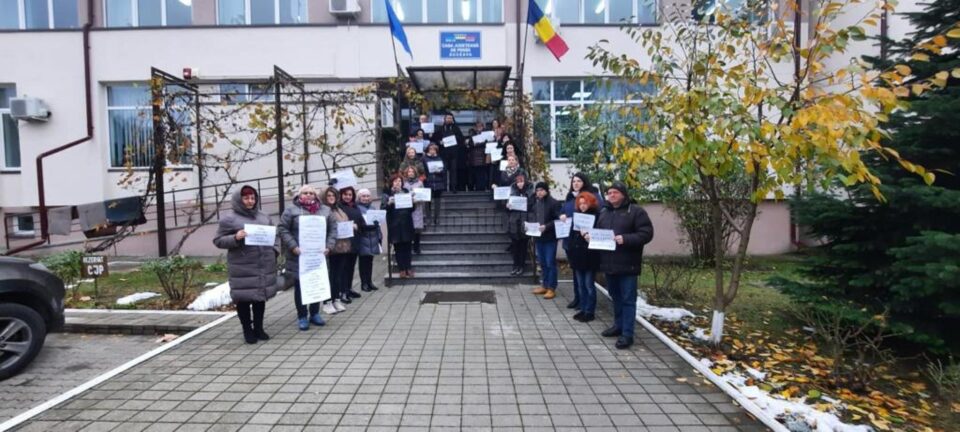 Angajatii Casei de Pensii Suceava vor protesta zilnic timp de două ore fără ca activitatea instituției să fie întreruptă Angajatii Casei de Pensii Suceava vor protesta zilnic timp de două ore fără ca activitatea instituției să fie întreruptă