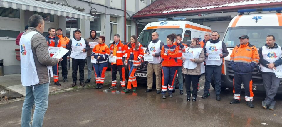 Personalul de la Ambulanța Suceava protestează în fața sediului față de noua lege a pensiilor