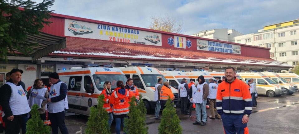 Personalul de la Ambulanța Suceava protestează în fața sediului față de noua lege a pensiilor
