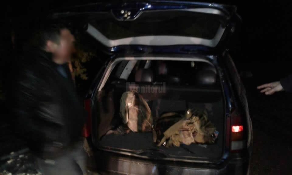 Autoturismul impreuna cu cele doua rucsacuri au fost retinute in vederea confiscarii Autoturismul impreuna cu cele doua rucsacuri au fost retinute in vederea confiscarii