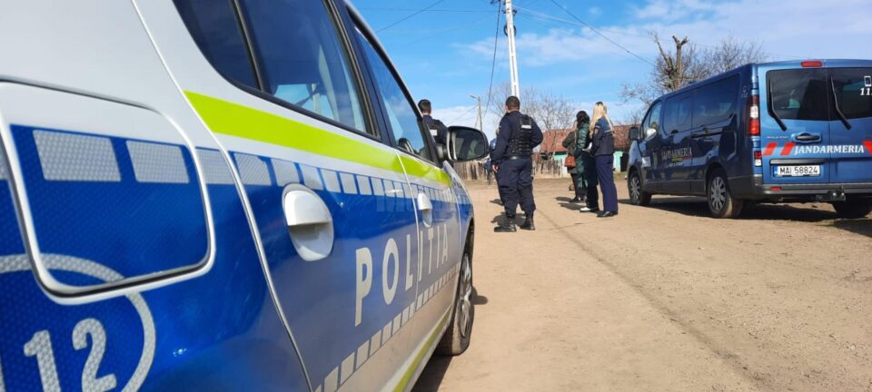 Razie a polițiștilor la Gura Humorului, cu confiscări de lemn și haine Zara și D&G contrafăcute Razie a polițiștilor la Gura Humorului, cu confiscări de lemn și haine Zara și D&G contrafăcute