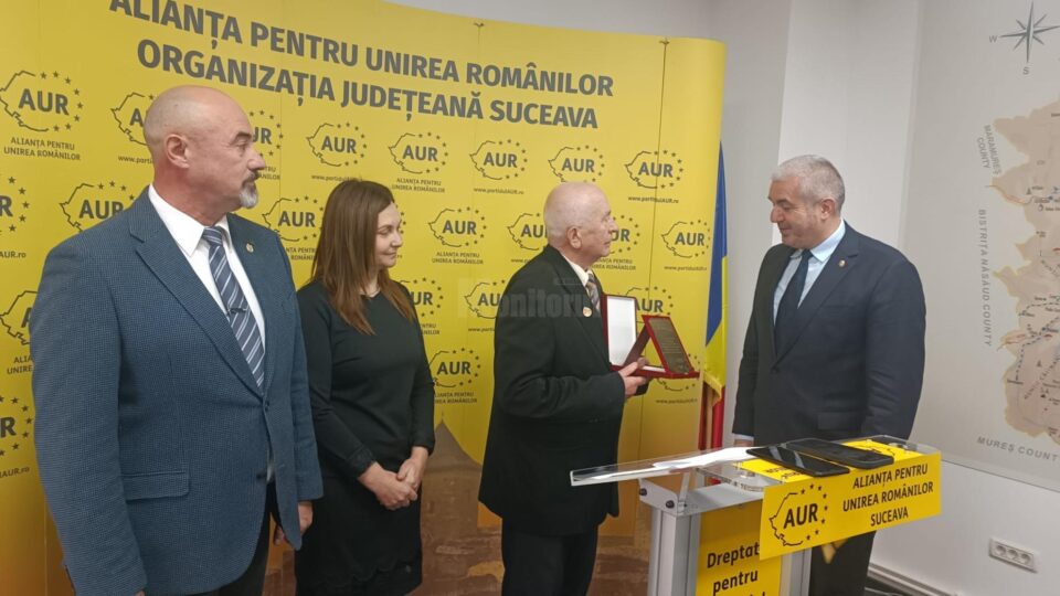 Dumitru Davidel a primit o placheta comemorativa de Ziua Bucovinei din parta AUR Suceava