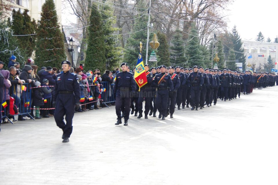 Defilare militară și expoziție de tehnică militară de Ziua Națională a României, în centrul Sucevei Defilare militară și expoziție de tehnică militară de Ziua Națională a României, în centrul Sucevei