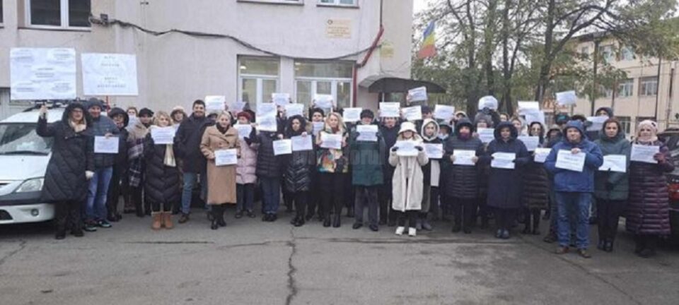 Angajații Agenției pentru Plăți și Inspecție Socială, în grevă de avertisment, pentru salarii mai mari și condiții mai bune