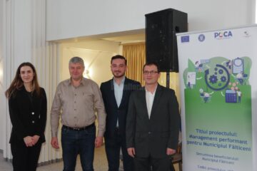 Primarul Cătălin COman alături de echipa care a implementat proiectul