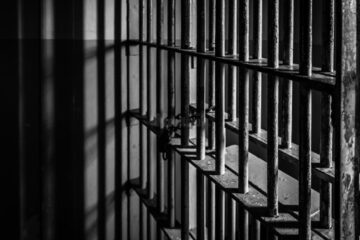 O prostituată, concubinul și încă un complice, arestați pentru că au adus la Suceava două minore pentru a face ”teancuri cu bani”