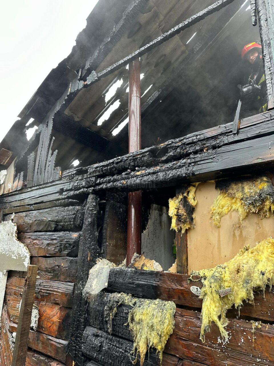 Casa din Rîșca afectată de incendiu și burlanul neizolat