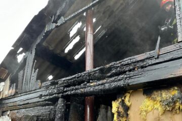 Casa din Rîșca afectată de incendiu și burlanul neizolat