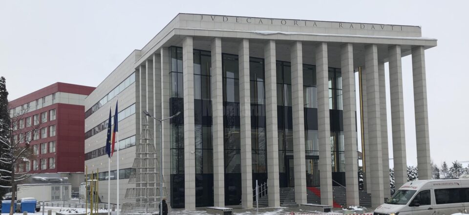Un magistrat de drepturi și libertăți de la Judecătoria Rădăuți a decis să emită pe numele celor patru mandatele de arestare pentru 30 de zile