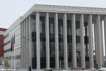 Un magistrat de drepturi și libertăți de la Judecătoria Rădăuți a decis să emită pe numele celor patru mandatele de arestare pentru 30 de zile