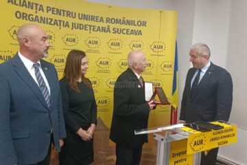 Dumitru Davidel a primit o plachetă comemorativă de Ziua Bucovinei din partea AUR Suceava