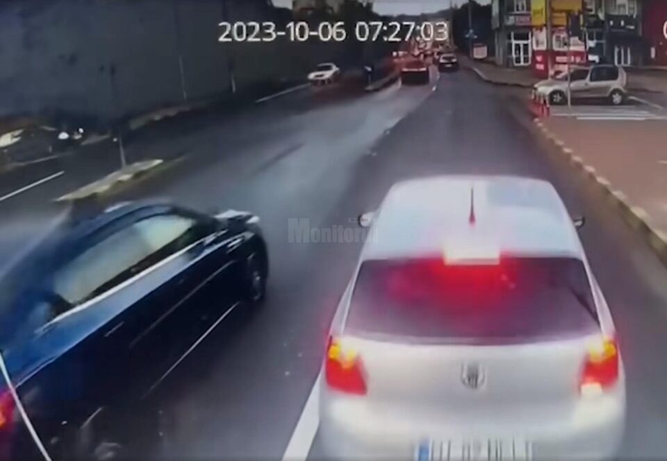 Mașina oprită brusc în fața autobuzului TPL, după ce l-a depășit pe cealaltă bandă