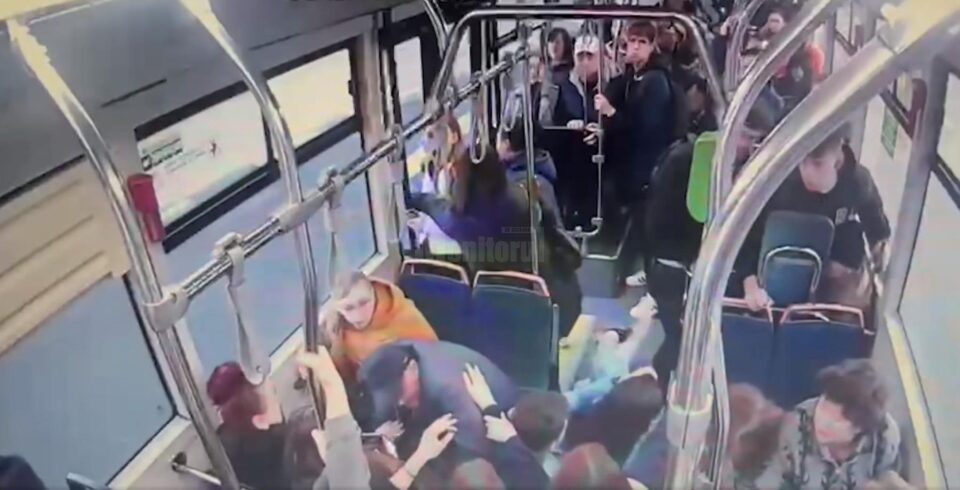 Imagini din interiorul autobuzului TPL, după frâna bruscă cauzată de șicana în trafic