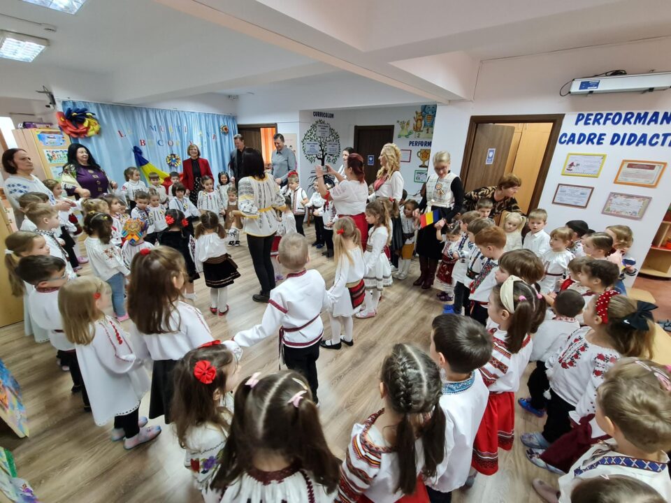 Aproape 100 de prichindei de grădiniță, îmbrăcați în frumoase costume tradiționale românești s-au prins în horă, de Ziua Bucovinei