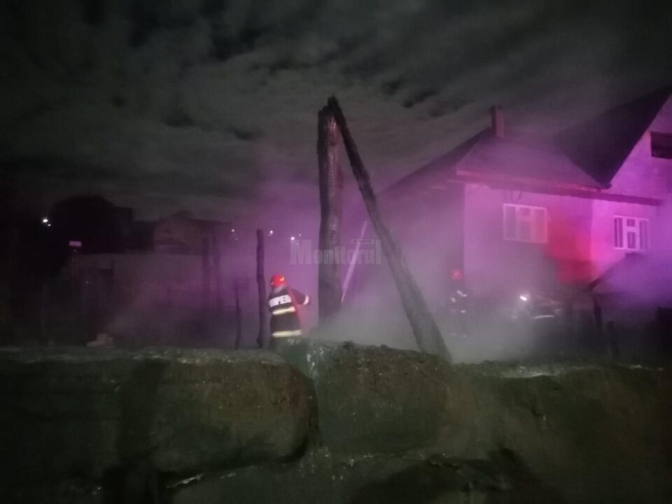 Incendiu extins de la două solarii la acoperișul unei case
