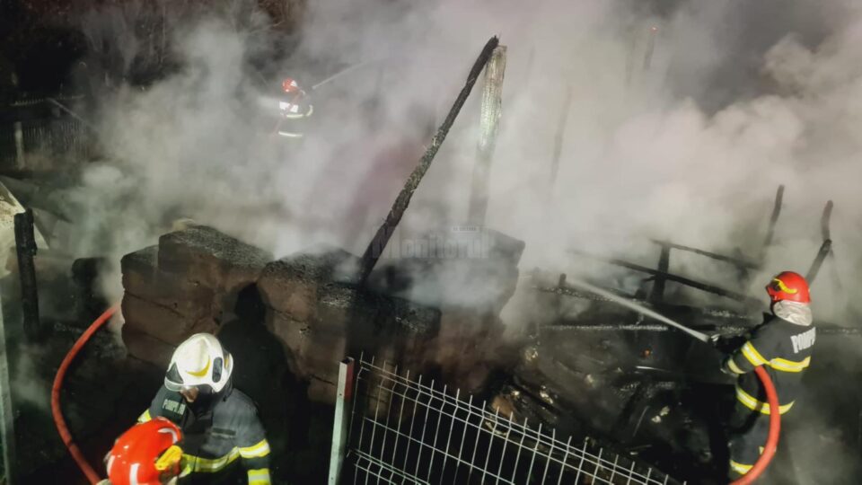 Incendiu extins de la două solarii la acoperișul unei case