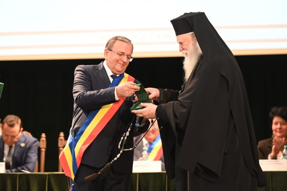 Gheorghe Flutur a dat ordinul „Meritul Bucovinei” arhiepiscopului Sucevei și Rădăuților, ÎPS Calinic Gheorghe Flutur a dat ordinul „Meritul Bucovinei” arhiepiscopului Sucevei și Rădăuților, ÎPS Calinic