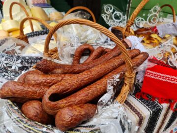 Târgul de Crăciun s-a deschis în centrul Sucevei, de Ziua Bucovinei