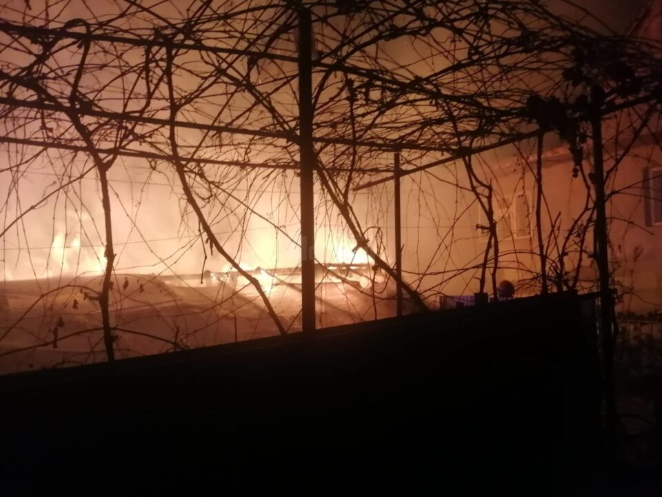 Incendiu extins de la două solarii la acoperișul unei case