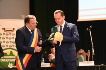 Gheorghe Flutur a dat ordinul „Meritul Bucovinei” arhiepiscopului Sucevei și Rădăuților, ÎPS Calinic