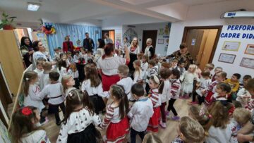 Aproape 100 de prichindei de grădiniță, îmbrăcați în frumoase costume tradiționale românești, s-au prins în horă, de Ziua Bucovinei