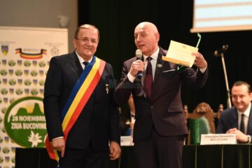 Gheorghe Flutur a dat ordinul „Meritul Bucovinei” arhiepiscopului Sucevei și Rădăuților, ÎPS Calinic