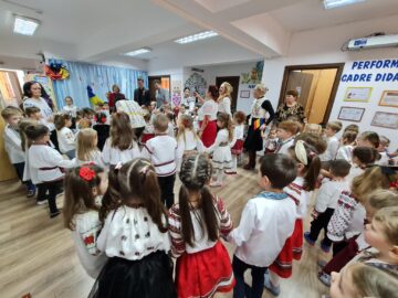 Aproape 100 de prichindei de grădiniță, îmbrăcați în frumoase costume tradiționale românești, s-au prins în horă, de Ziua Bucovinei
