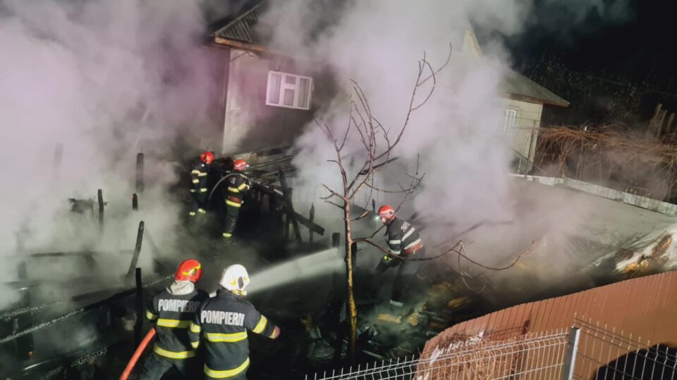 Incendiu extins de la două solarii la acoperișul unei case