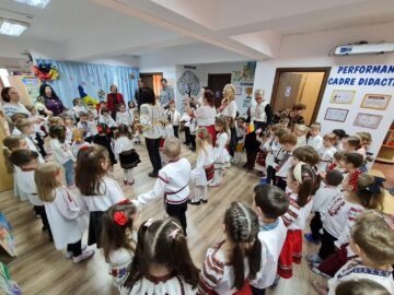 Aproape 100 de prichindei de grădiniță, îmbrăcați în frumoase costume tradiționale românești, s-au prins în horă, de Ziua Bucovinei