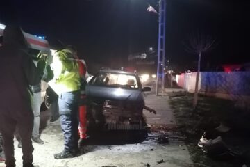 A adormit la volan și a intrat cu mașina într-un cap de pod