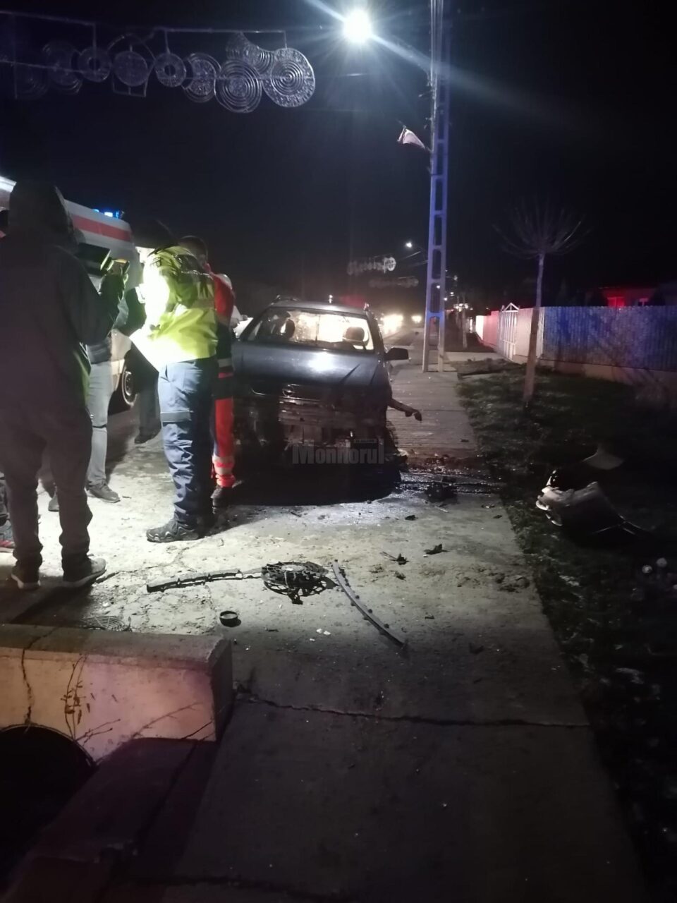 A adormit la volan și a intrat cu mașina într-un cap de pod