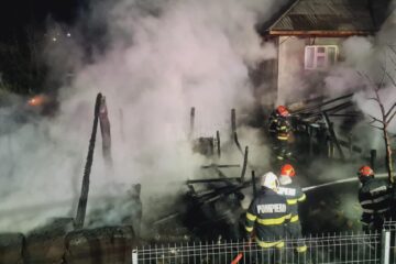 Incendiu extins de la două solarii la acoperișul unei case