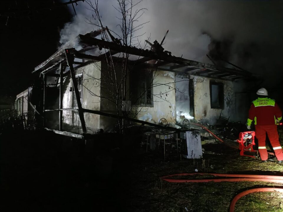 Un bărbat a murit carbonizat în propria casă